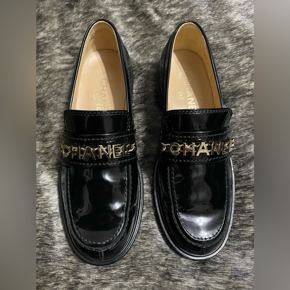 Authentic CHANEL Black Patent Gold Chain Loafer. Size 37 - Picture 2 of 14
